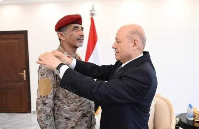 الرئيس اليمني يمنح وسام الشجاعة لضحايا ومناضلي الجيش والأمن