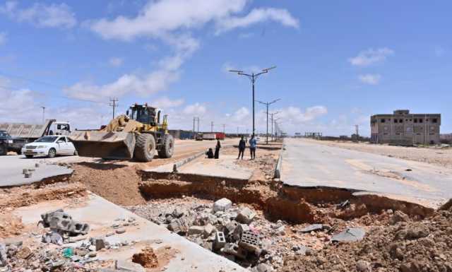 الحكومة اليمنية توقع عقود لصيانة وإصلاح الطرق المتضررة من السيول في ثلاث محافظات