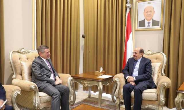 وزير خارجية اليمن يجري مباحثات منفصلة مع سفراء أمريكا وفرنسا والإمارات