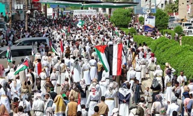 عشرات الآلاف يتظاهرون في معظم المحافظات اليمنية تنديداً بـ”الإبادة” و”التهجير” في غزة