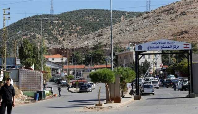 بينهم ضباط في نظام الأسد.. لبنان يسلم 70 سوريًا لإدارة العمليات العسكرية