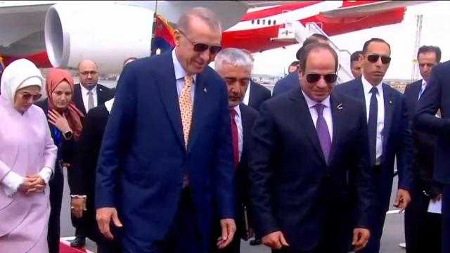 السيسي يستقبل أردوغان في المطار