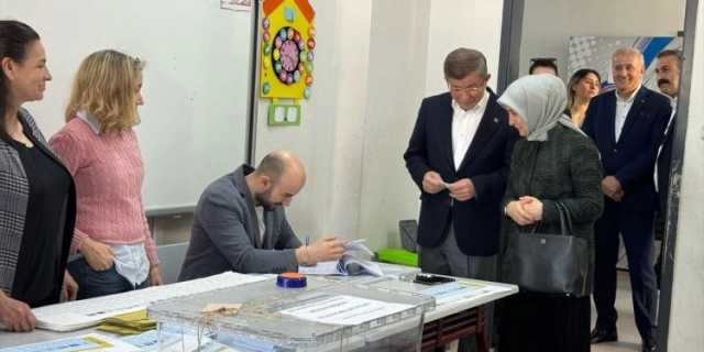 داود أوغلو يصوت في الانتخابات البلدية رفقة قرينته