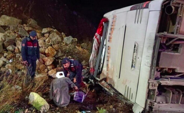 مصرع 9 وإصابة 30 آخرين بانقلاب حافلة جنوب شرق تركيا