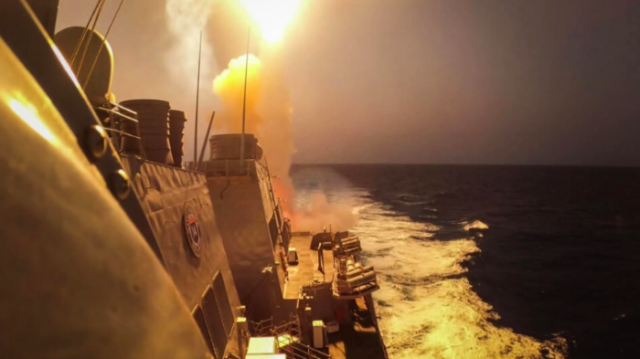 الحوثيون يطلقون 4 صواريخ مضادة للسفن فوق البحر الأحمر