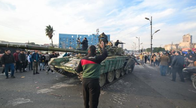 صمت سياسي وحراك عسكري: العراق يستعد العراق لفوضى ما بعد الأسد