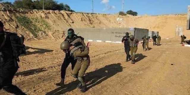 بالصورة.. جنود اسراتيليون أسرى لدى مقاتلي حماس