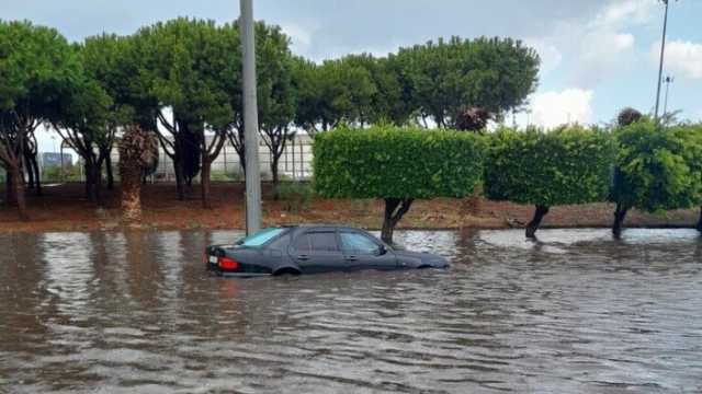 الأمطار الغزيرة تغرق شوارع لبنان وتحول الطرق لانهار