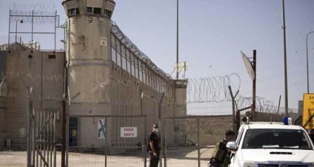 هيئة شؤون الأسرى والمحررين: إدارة السجون الإسرائيلية تشن حملة عقابية بحق قيادة الأسرى بسجن ريمون