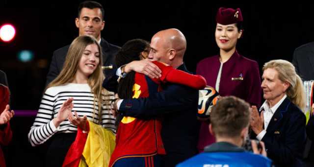 قبلة ساخنة!.. رئيس الاتحاد الإسباني لكرة القدم يتعرض لانتقادات لاذعة بسبب سلوكه مع لاعبة