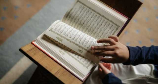 أمير سعودي يتسلم نسخة من القرآن الكريم بلغة “برايل” (صوره)