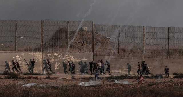 الجيش الإسرائيلي يطلق قنابل غاز على متظاهرين قرب سياج غزة