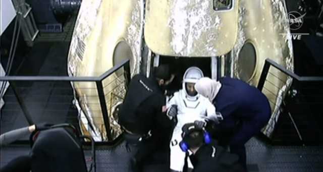 محمد بن زايد يحتفي بعودة رائد الفضاء سلطان النيادي إلى الأرض (صور)