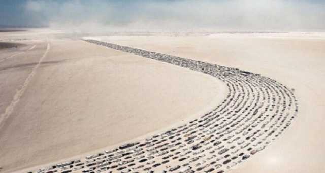ازدحام مروري غير مسبوق في الصحراء (صور)