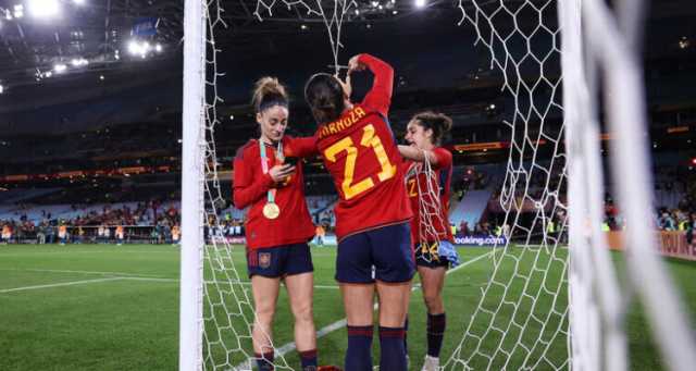 إسبانيا تدافع عن ملف كأس العالم 2030 بعد أزمة “قبلة المونديال”