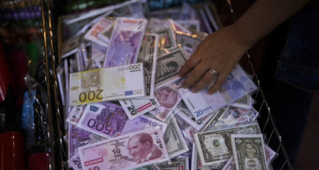 الليرة التركية تسجل أدنى مستوى لها أمام الدولار الأمريكي