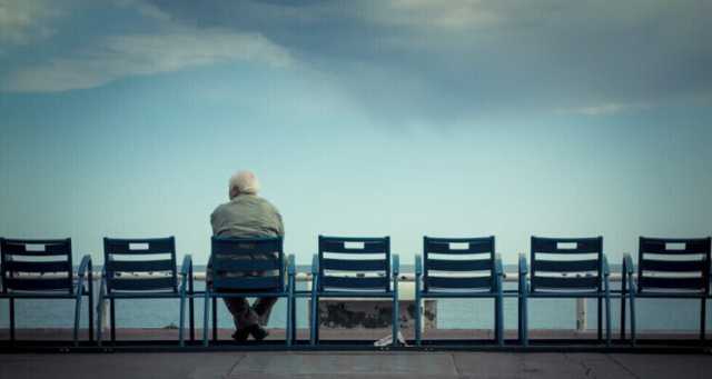 الشعور بالوحدة قد يزيد من احتمال الإصابة بحالة دماغية خطيرة تسبب مشاكل في الحركة