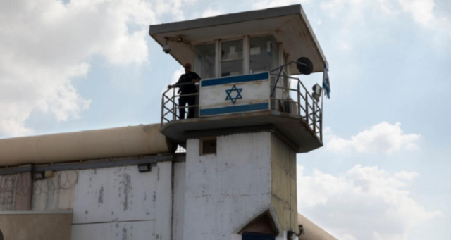 الأسرى الفلسطينيون ينفذون احتجاجا داخل السجون الإسرائيلية