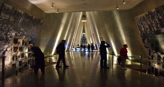 سائح أمريكي يخرّب منحوتات باهظة الثمن في متحف القدس