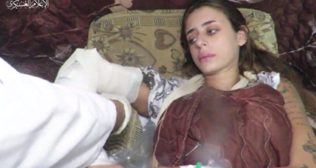 أعلام المقاومة الفلسطينية ينشر مقطع فيديو لمقاتليها وهم يقدمون الرعاية الطبية لإحدى الأسيرات في غزة