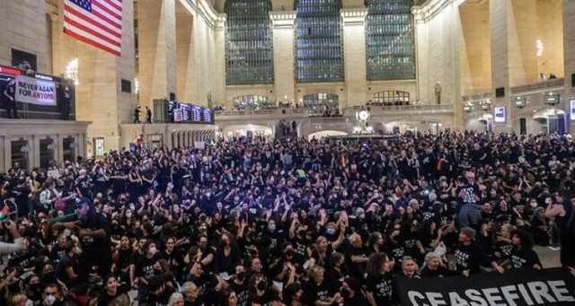 حشد ليهود أمريكيين بمحطة قطارات نيويورك احتجاجا على قصف غزة