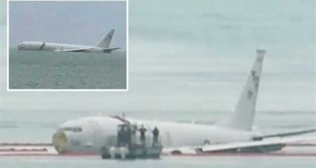 طائرة عسكرية أمريكية تنحرف عن المدرج وتسقط في البحر