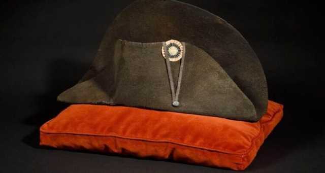 بيع قبعة نابليون بونابرت بمبلغ قياسي بلغ 2.1 مليون دولار في مزاد بفرنسا