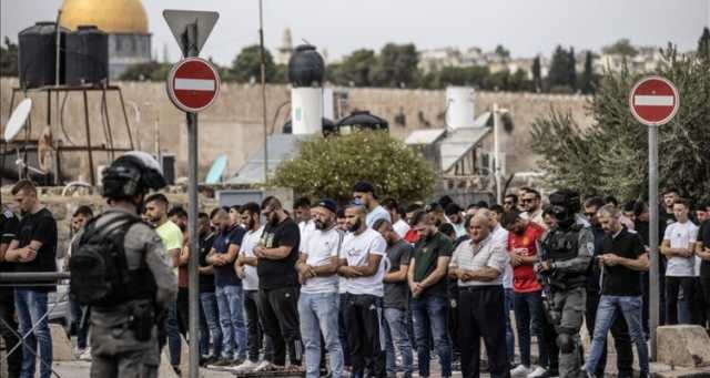 فلسطينيون يؤدون صلاة الجمعة بشوارع القدس بعد منعهم دخول الأقصى