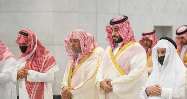 محمد بن سلمان يؤدي صلاة الميت على عمه (صور)