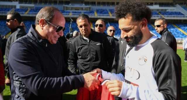 السيسي يمازح كهربا.. وصلاح يقدم قميص منتخب مصر للرئيس