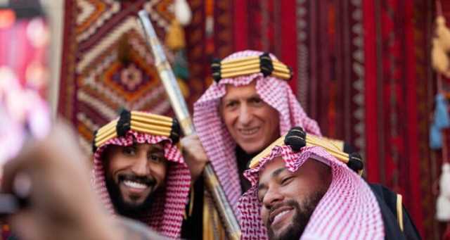 نيمار يحتفل مع الهلال السعودي بـ”يوم التأسيس” ويرتدي البشت (صور)
