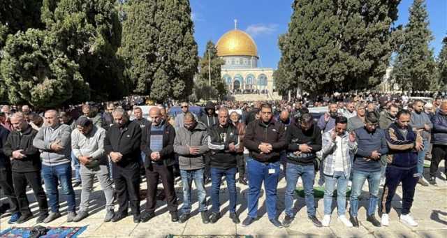 أكبر عدد منذ 4 أشهر.. 20 ألف فلسطيني يصلون الجمعة بالأقصى