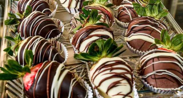بلومبرغ: منتجو الشوكولاتة يتخلون عن الكاكاو بسبب ارتفاع الأسعار