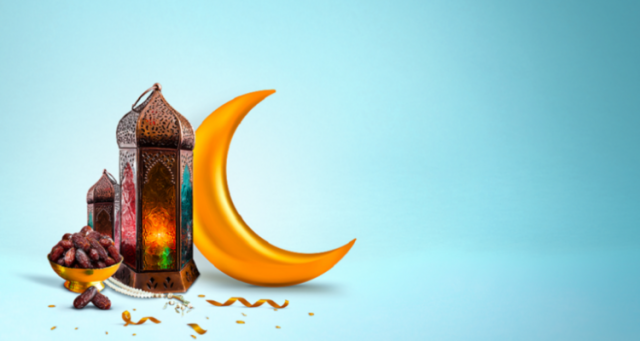 لوحة فنية.. سيدة تستعرض جمال سفرة رمضان