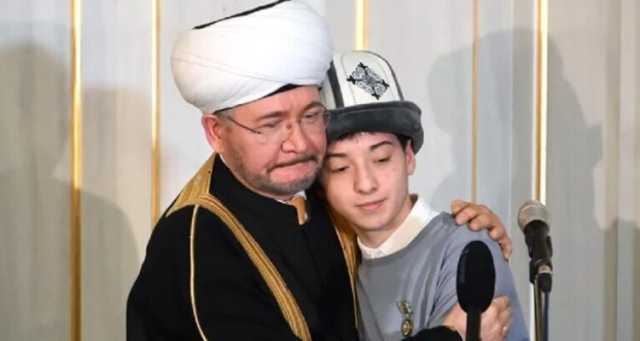 “أنقذ حياة 100 شخص”.. الهيئة الروحية لمسلمي روسيا تمنح إسلام خليلوف وسام الاستحقاق