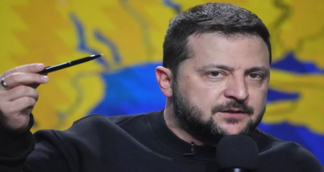 زيلينسكي يعترف بأن القوات الأوكرانية ستستمر في الانسحاب والتراجع