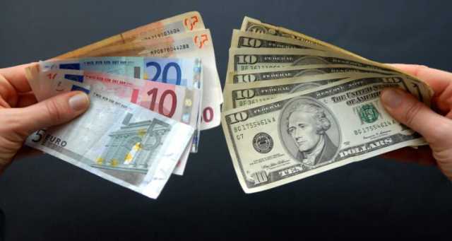 الدولار واليورو يخسران مكانتيهما في روسيا