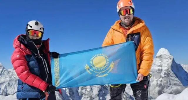 فريق كازاخستاني يصعد إلى قمة “إيفرست” تخليدا لذكرى أبطال الحرب الوطنية العظمى