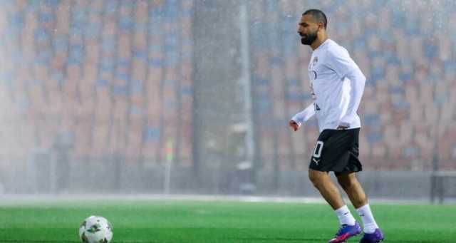 بـ”لوك جديد”.. صلاح في حوار جانبي مع أحد لاعبي الزمالك على هامش تدريبات “الفراعنة”.. صور