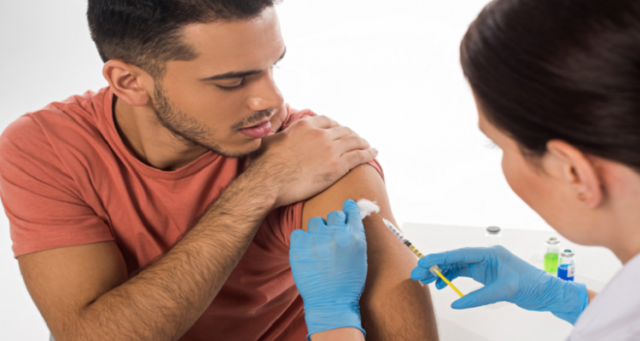 دراسة: التطعيم ضد فيروس شائع يحمي الرجال من سرطان قاتل