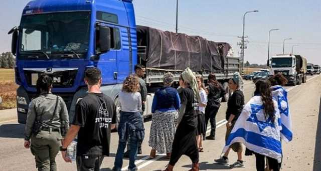 مستوطنون إسرائيليون يتربصون بشاحنات مساعدات قادمة من الأردن إلى غزة (صورة)