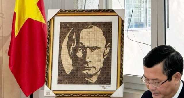صانع تحف فيتنامي يهدي بوتين “بورتريه” فريدا من نوعه