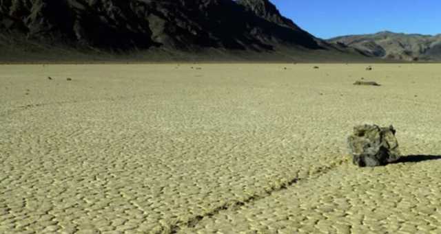 “وادي الموت”.. صخور تتحرك خلف ظهور البشر!