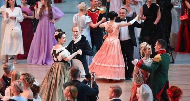 بأجواء من القرن التاسع عشر.. موسكو تحيي فعالية “حفل بوشكين الراقص”