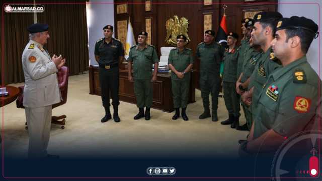 المشير حفتر يستقبل ضباط القوات المُسلحة الذين أكملوا دورة (القادة والأركان) بجمهورية مصر العربية