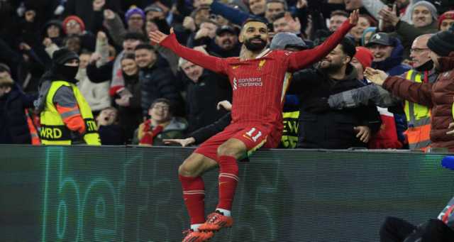 محمد صلاح يقتحم كعكة عيد ميلاد أسطورة ليفربول كاراجر