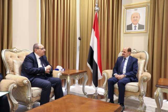 الزنداني يناقش مع السفير المصري تداعيات الهجمات الحوثية في البحر الأحمر