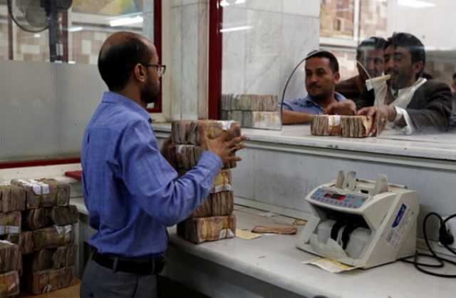 أزمة سيول نقدية في أرخبيل سقطرى بسبب سحبها من قبل المؤسسات الإماراتية
