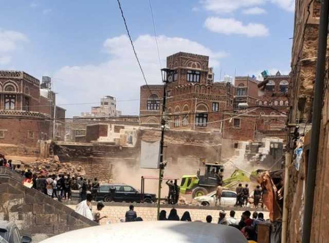 أثناء عملية الترميم.. مقتل وإصابة ثمانية أشخاص جراء تهدم أحد منازل صنعاء القديمة