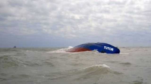 بريطانيا تعلن فقدان طاقم سفينة MV Tutor بعد يومين من إغراقها في البحر الأحمر